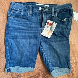 Levi simple stretch Bermuda short